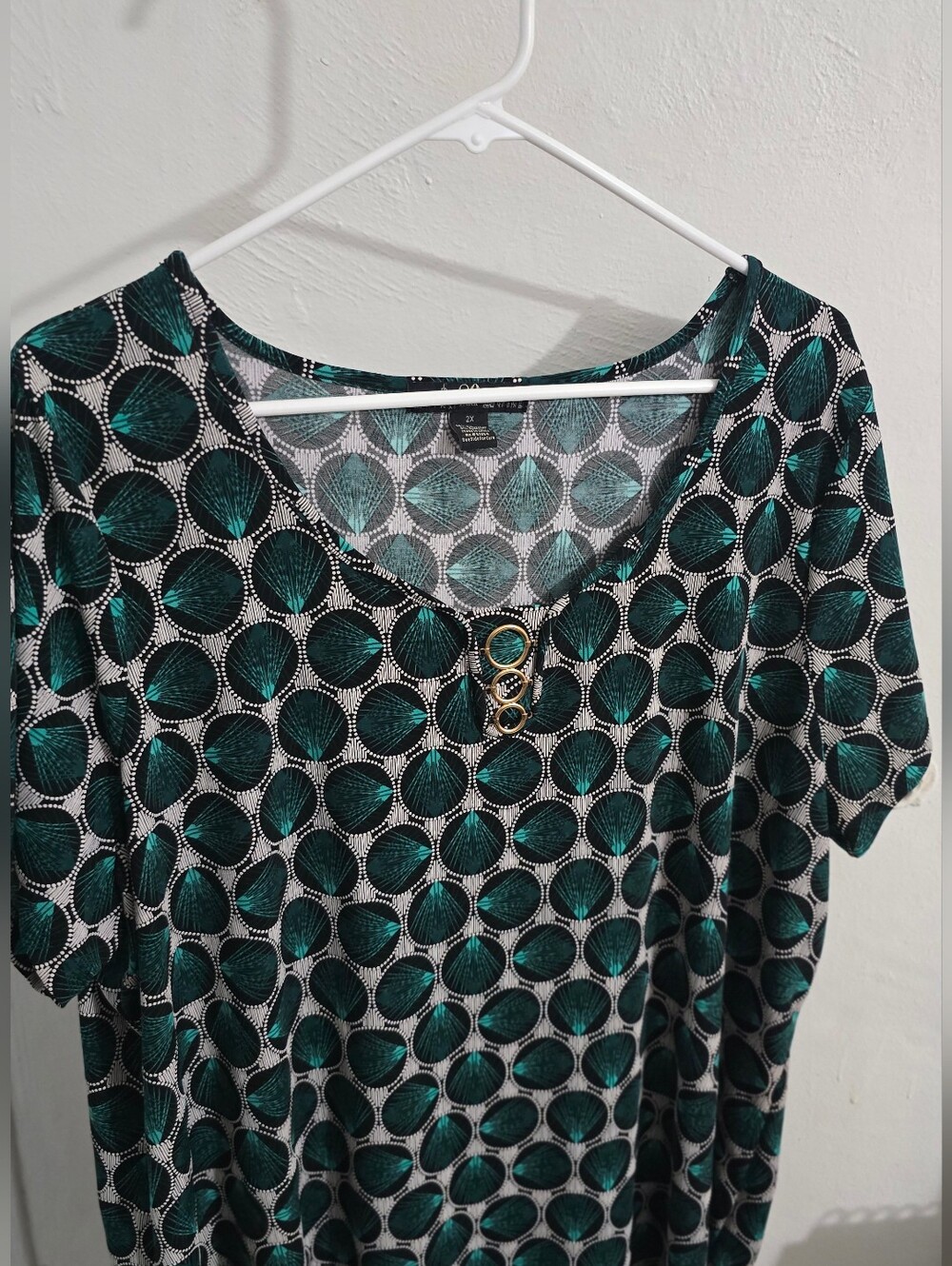 Short Sleeve Green Geometric V-Neck Top with Decorative Rings